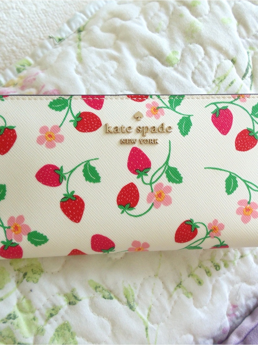 kate spade 🌸 white 🍓strawberry print continental bifold wallet